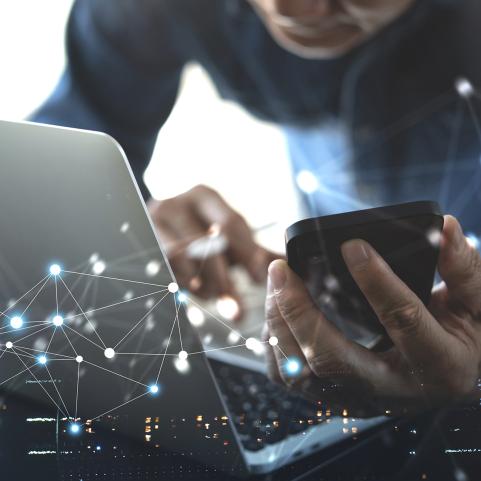 Digitaalinen ja futuristinen kännykkä ja läppäri.